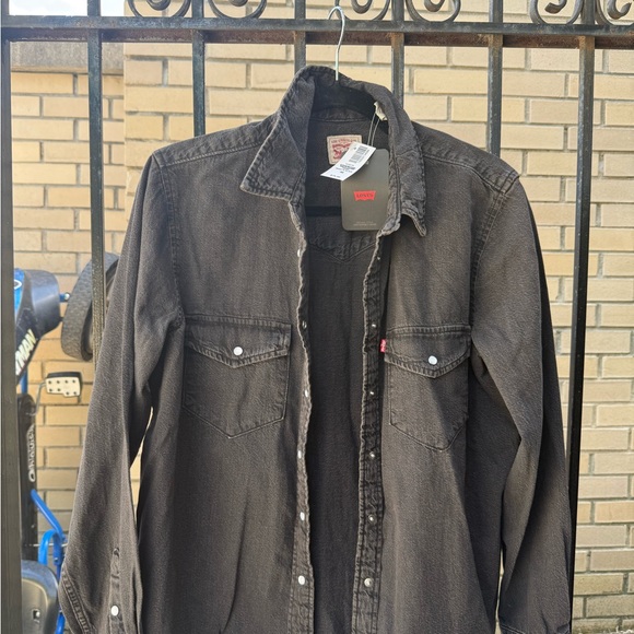 Aritzia: Levi's Black Denim Button Down Shirt - Picture 6 of 8